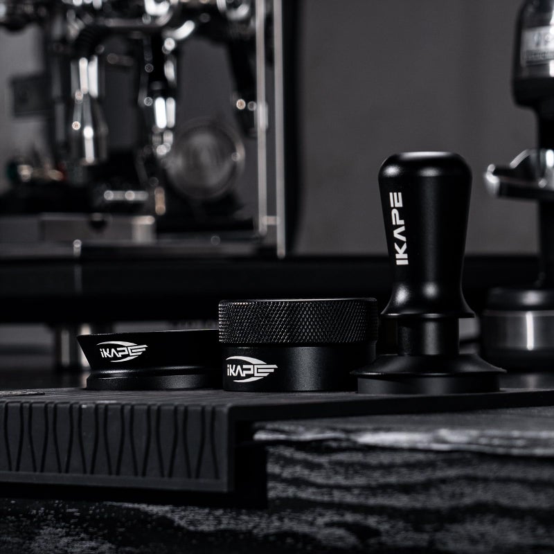 IKAPE طقم ضغط القهوة IKAPE 53MM باللون الأسود 6 في 1، مجموعة أدوات الإسبريسو لصنع لقطات مثالية - ضاغط، موزع، قمع، حصيرة، شاشة، ومنديل - Image 4