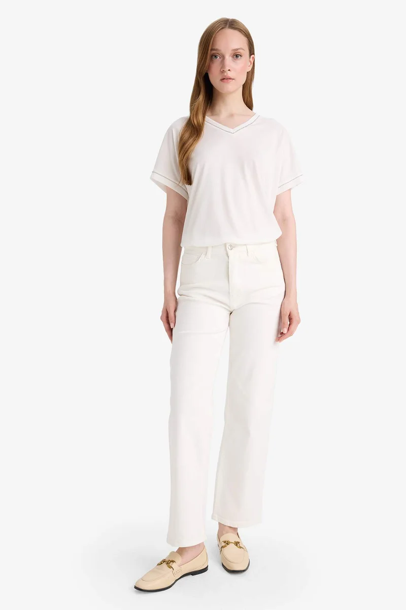 ديفاكتو V-Neck Short-Sleeve T-Shirt