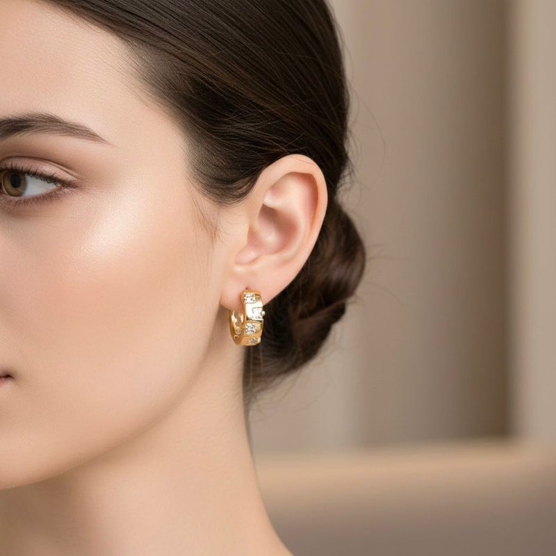 حلق ذهبي بتصميم هندسي مرصع بفصوص الزركون المربعة. أناقة عصرية تمنحكِ بريقاً لا يقاوم في كل مناسبة. - Image 5