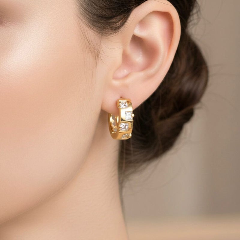 حلق ذهبي بتصميم هندسي مرصع بفصوص الزركون المربعة. أناقة عصرية تمنحكِ بريقاً لا يقاوم في كل مناسبة. - Image 2