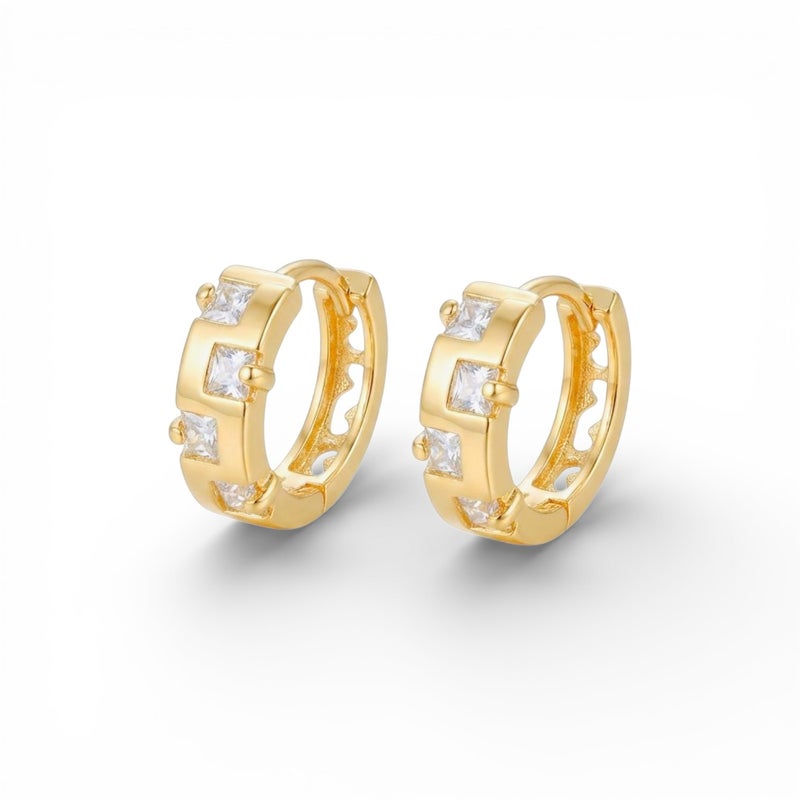 حلق ذهبي بتصميم هندسي مرصع بفصوص الزركون المربعة. أناقة عصرية تمنحكِ بريقاً لا يقاوم في كل مناسبة. - Image 1