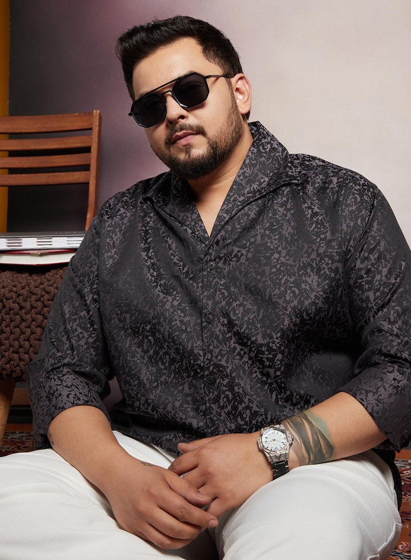 انستافاب بلس قميص رجالي مقاس كبير بطبعة رذاذ أسود ليلي بياقة ممتدة وأكمام طويلة بأزرار - Image 1