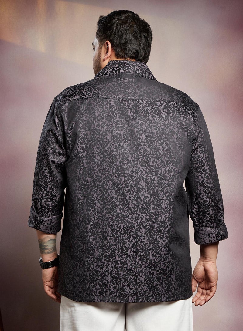 انستافاب بلس قميص رجالي مقاس كبير بطبعة رذاذ أسود ليلي بياقة ممتدة وأكمام طويلة بأزرار - Image 5