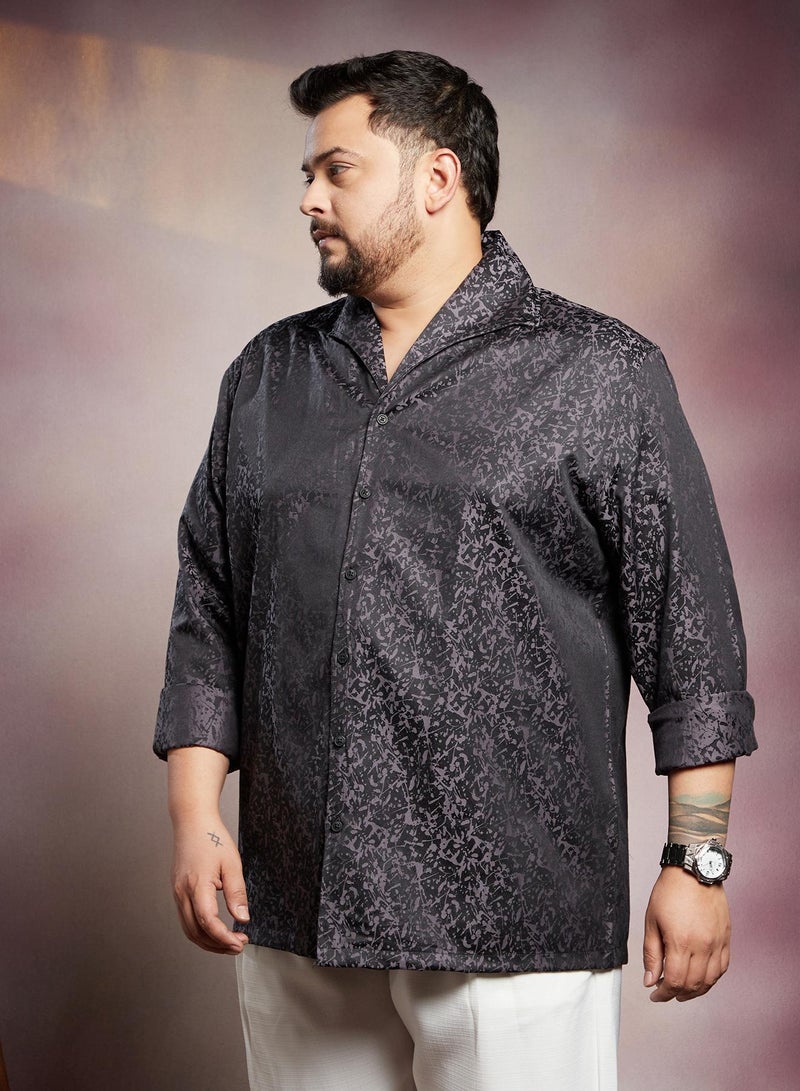 انستافاب بلس قميص رجالي مقاس كبير بطبعة رذاذ أسود ليلي بياقة ممتدة وأكمام طويلة بأزرار - Image 3