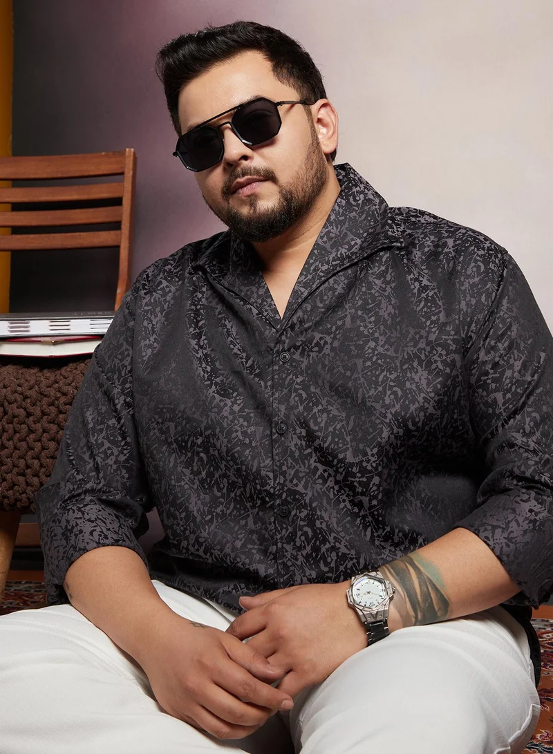 انستافاب بلس قميص رجالي مقاس كبير بطبعة رذاذ أسود ليلي بياقة ممتدة وأكمام طويلة بأزرار