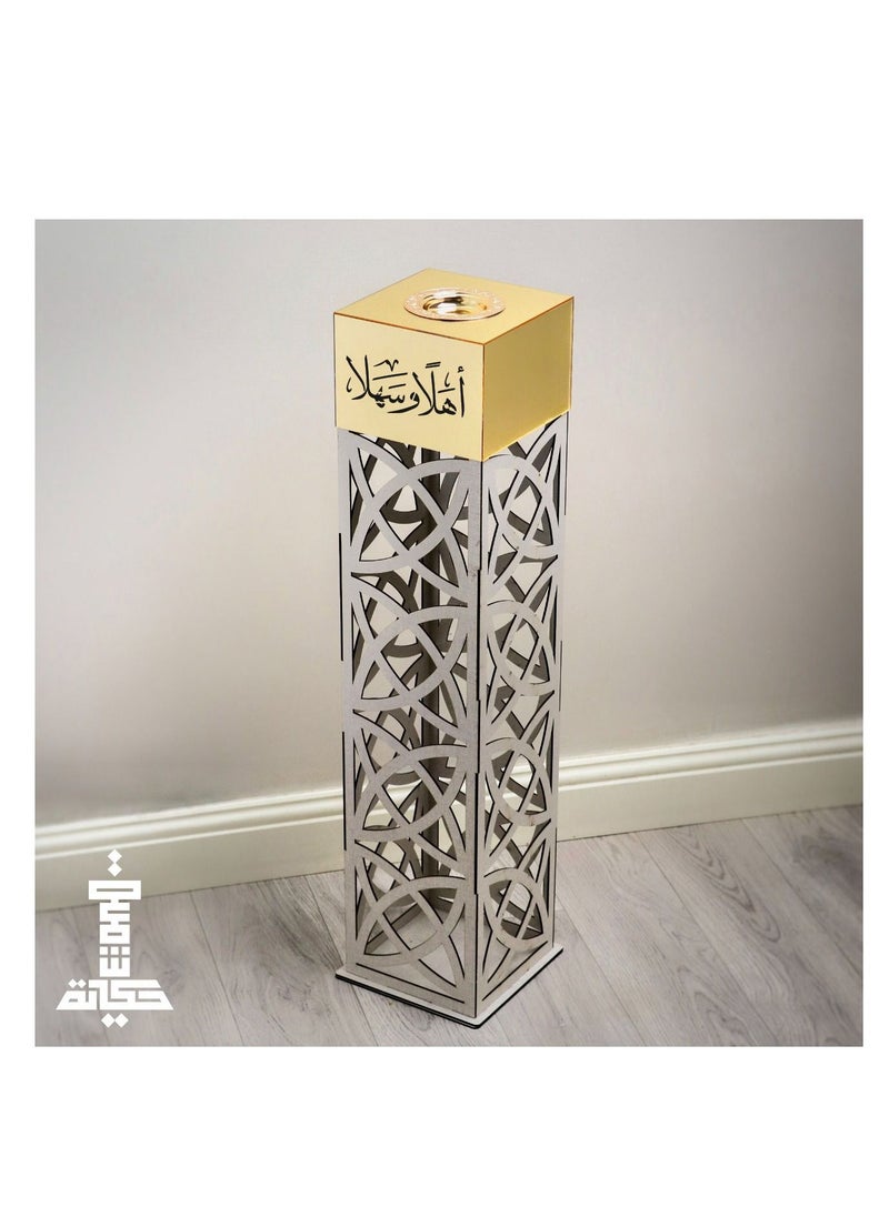 حكاية شمعة مبخره و مدخنه ضيافه تحمل عبارة أهلاً و سهلا مصنوعة من الأكريليك الذهبي والخشب الفاخر 