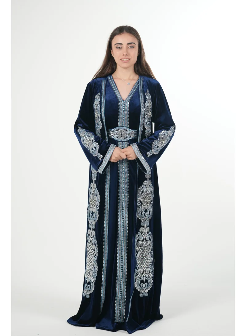 البنت الشرقية قفطان مغربي مخمل مطرز مع حزام على الخصر