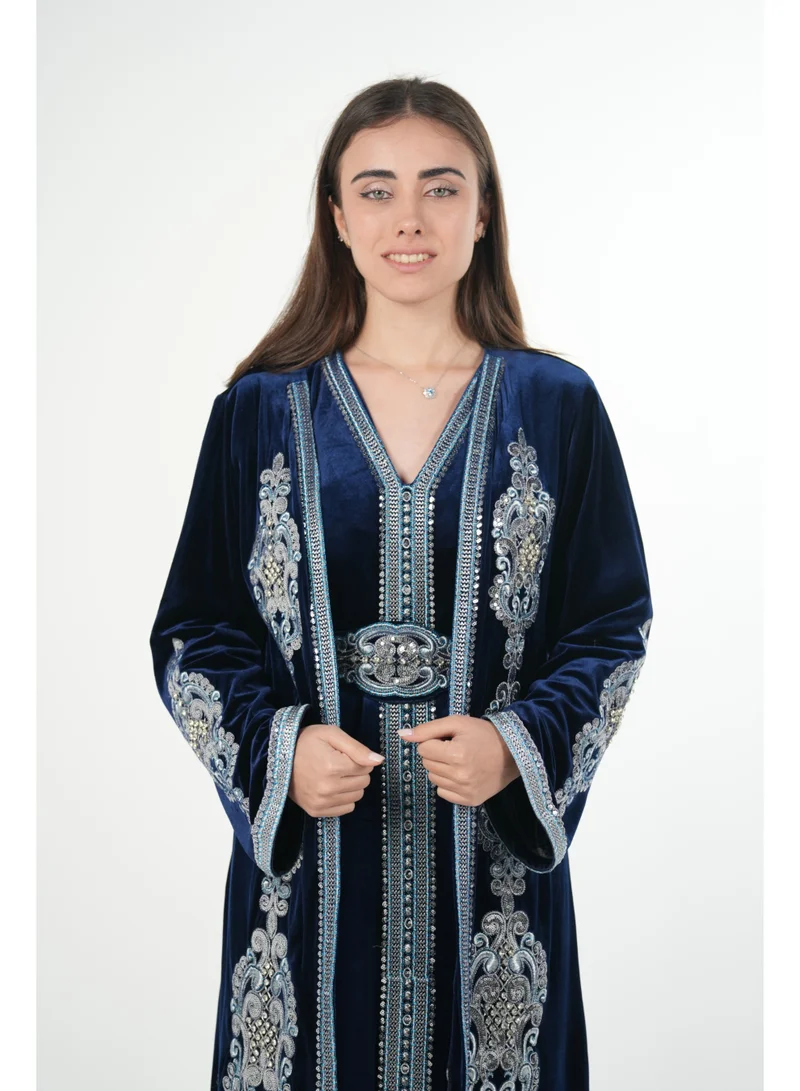 البنت الشرقية قفطان مغربي مخمل مطرز مع حزام على الخصر