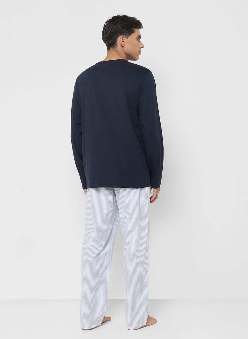 امبوريو ارماني طقم تي شيرت بياقة دائرية وبيجامة - Image 2