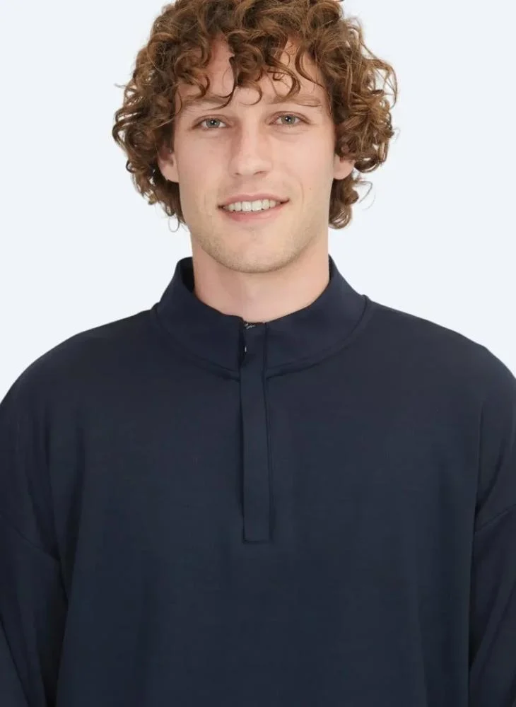 كيب سويت شيرت أزرق داكن بياقة سلحفاة