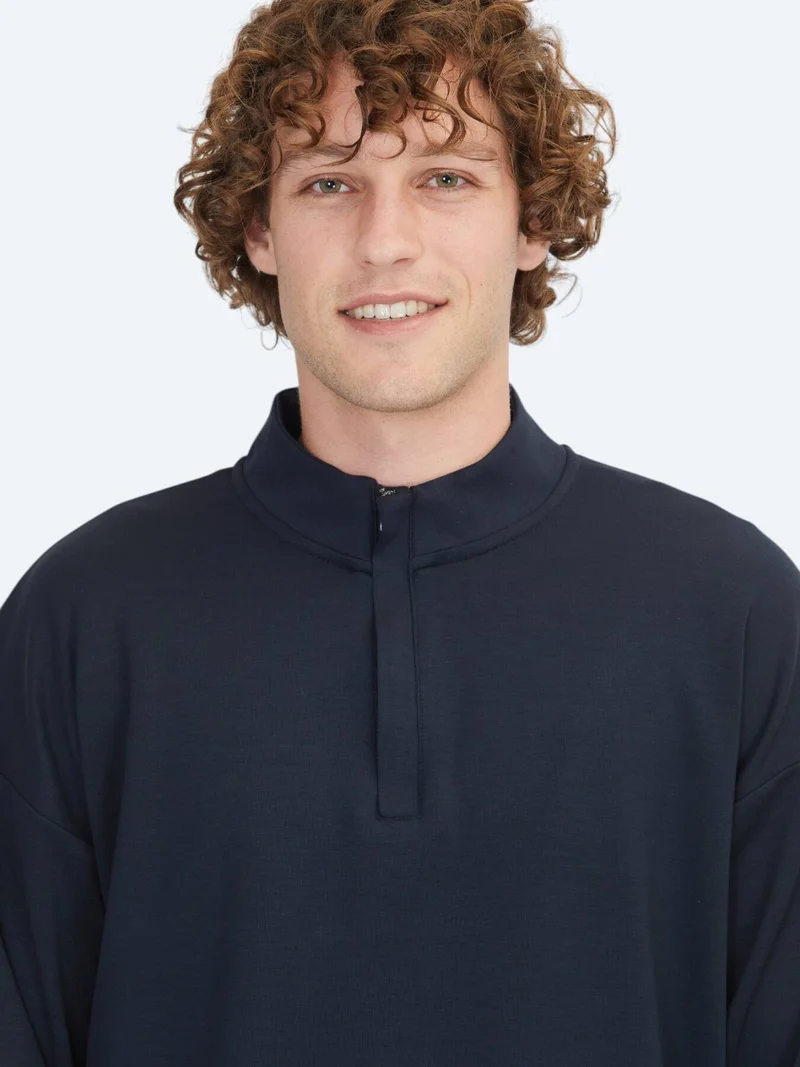 كيب سويت شيرت أزرق داكن بياقة سلحفاة