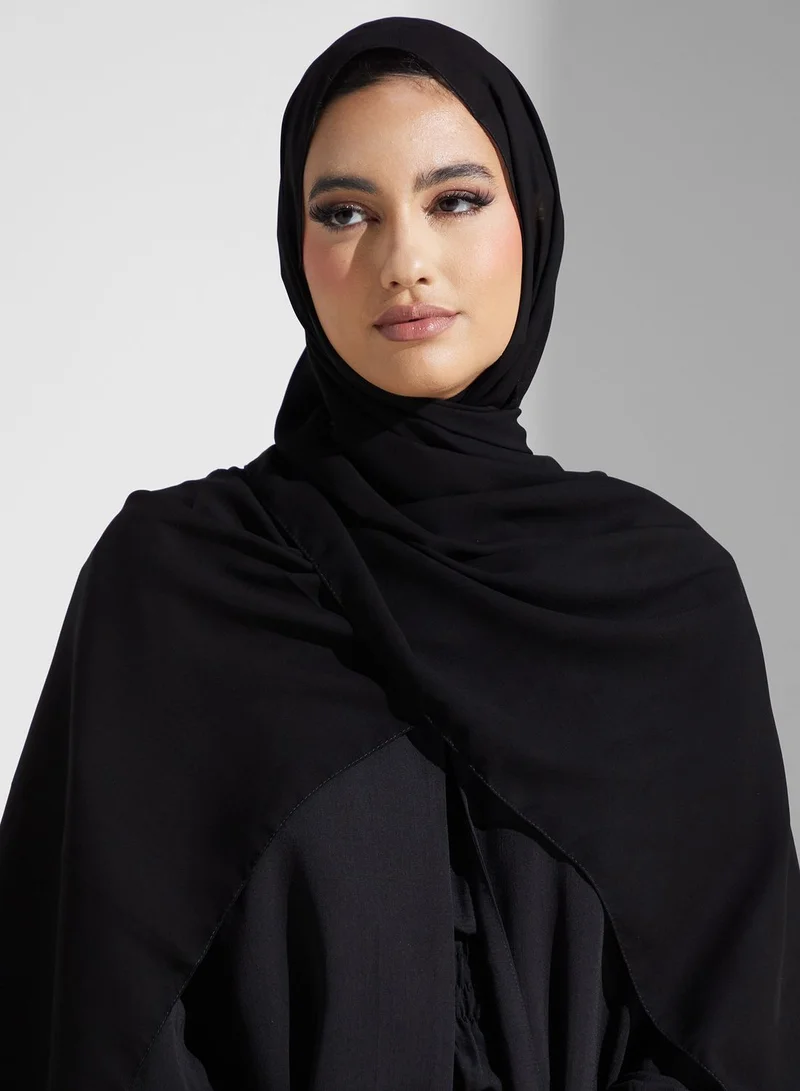 هيا كلوزيت عباية مزينة بالدانتيل وأكمام واسعة