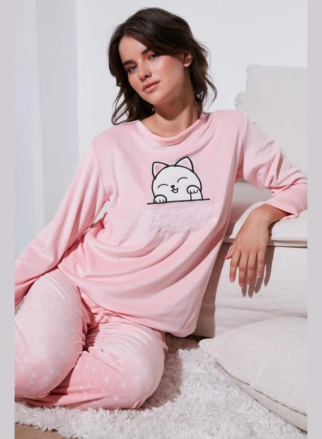 ليلا طقم بيجامة نسائي من ليلا بنقوشات، بقصة عادية وياقة دائرية وأكمام طويلة