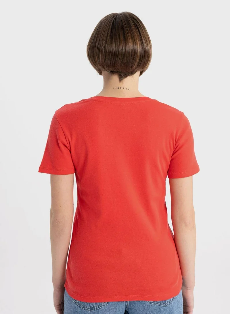 ديفاكتو تيشيرت نسائي قصير الأكمام بقصة ضيقة