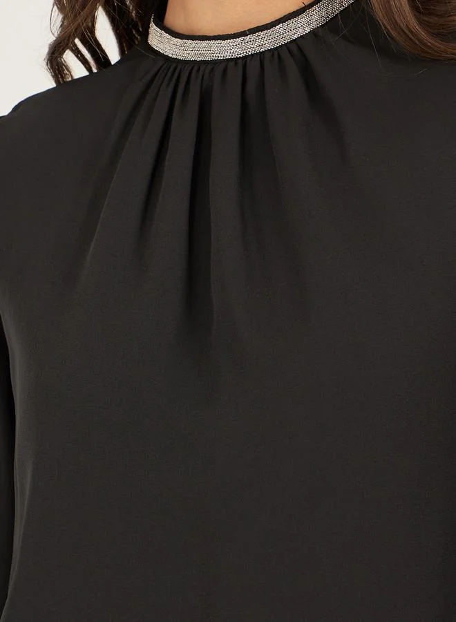 ستايلي بلوزة بأكمام ملاك واسعة وياقة مزينة