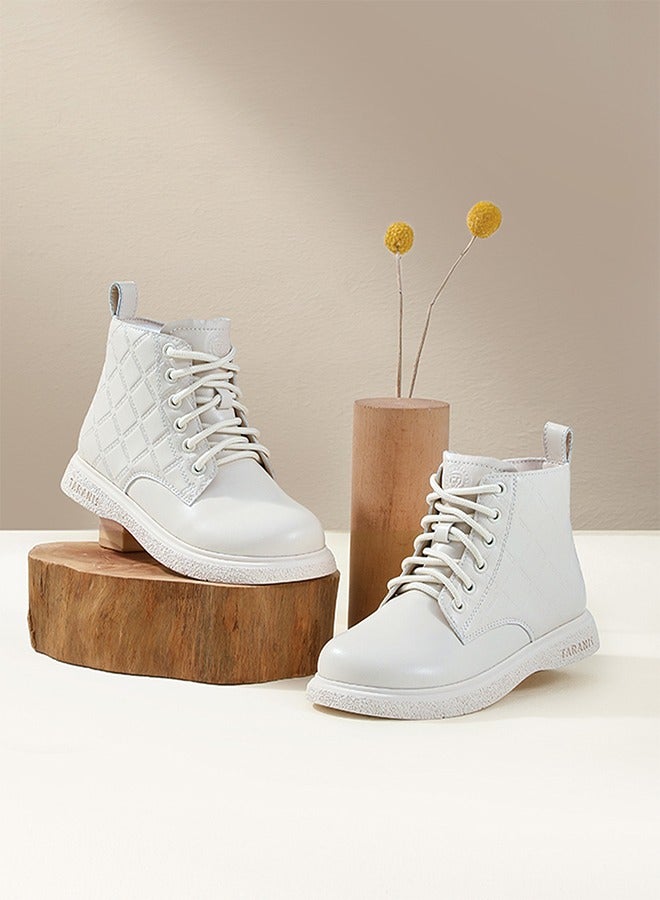 تارانيس حذاء تارانيس أبيض من الجلد للبنات - مبطن بشكل ماسي وناعم، مزود برباط للإغلاق - Image 1