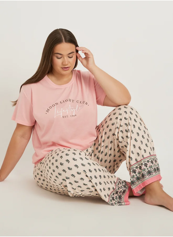 ستايلي Slogan Print Dropped Shoulder T-Shirt and All-Over Print Pyjama Set