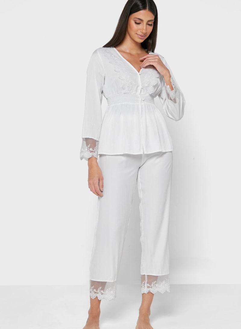 خزانة طقم بيجاما بحواف دانتيل - Image 1