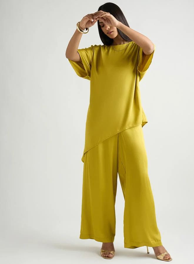 فيميلا طقم منسق من بنطال وبلوزة ساتان غير متماثلة الطول