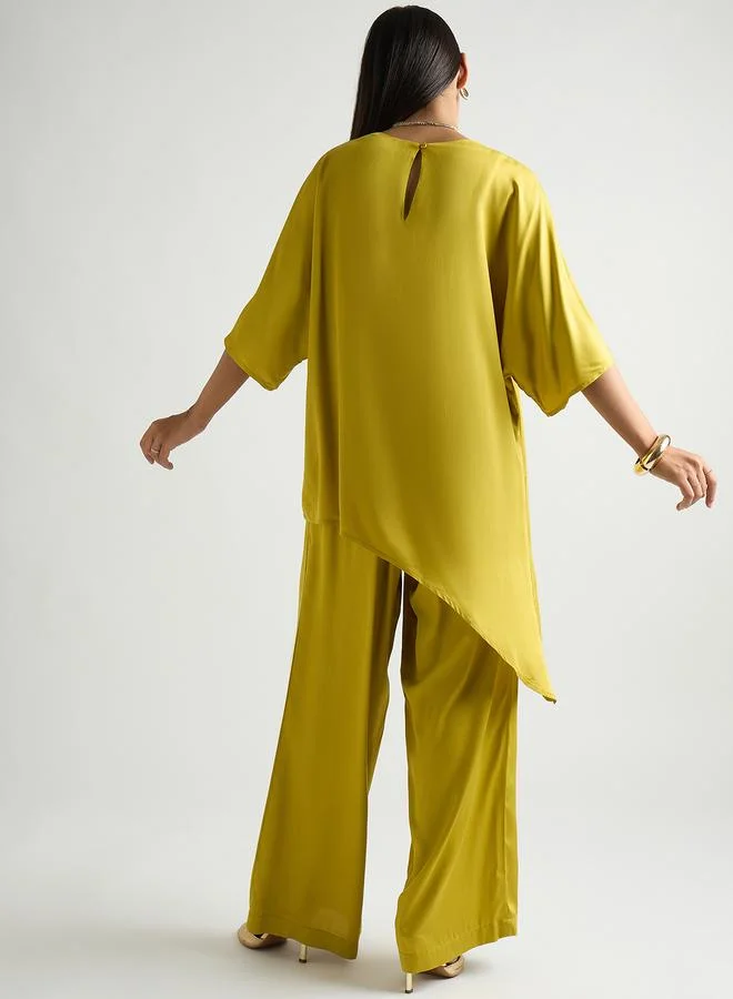 فيميلا طقم منسق من بنطال وبلوزة ساتان غير متماثلة الطول