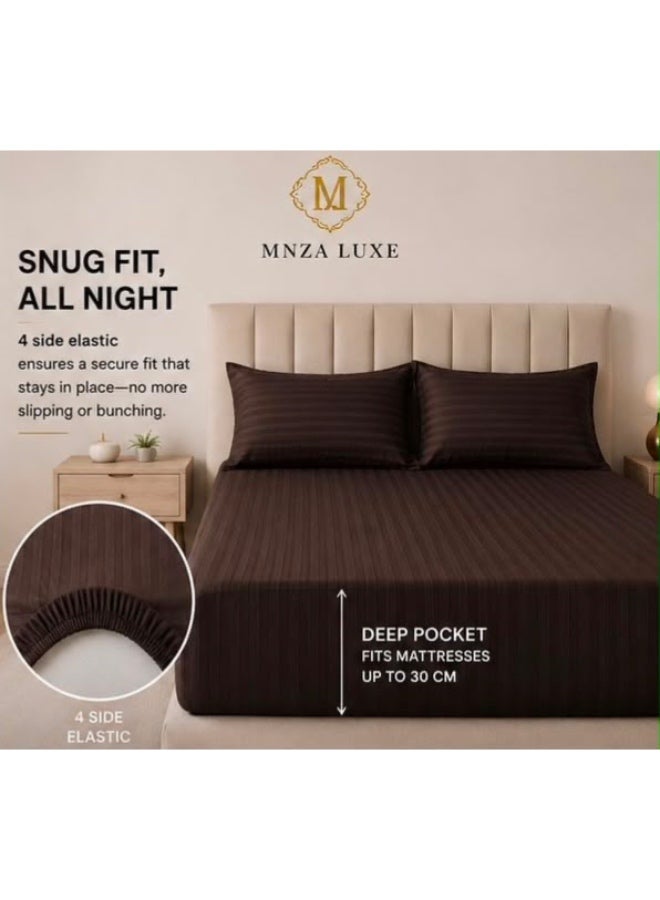 طقم ملاءة مطاطية MNZA LUXE من المايكروفايبر بنقشة خطوط بارزة بعرض 1 سم، يتضمن ملاءة مطاطية واحدة + غطاءي وسادة | فائق النعومة، قابل للتهوية، ومقاوم للتجاعيد | بني داكن - Image 1