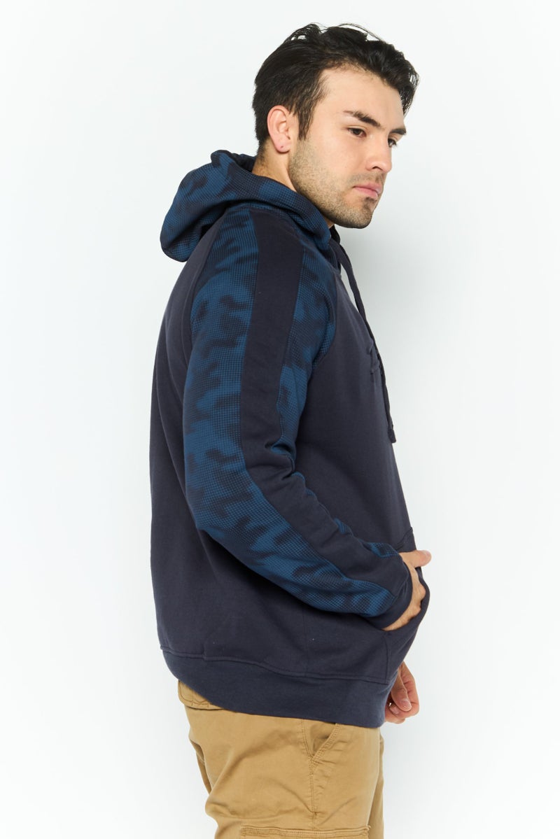 CROSSHATCH سويت شيرت رجالي بغطاء رأس وشعار بارز بأكمام طويلة، أزرق داكن - Image 3