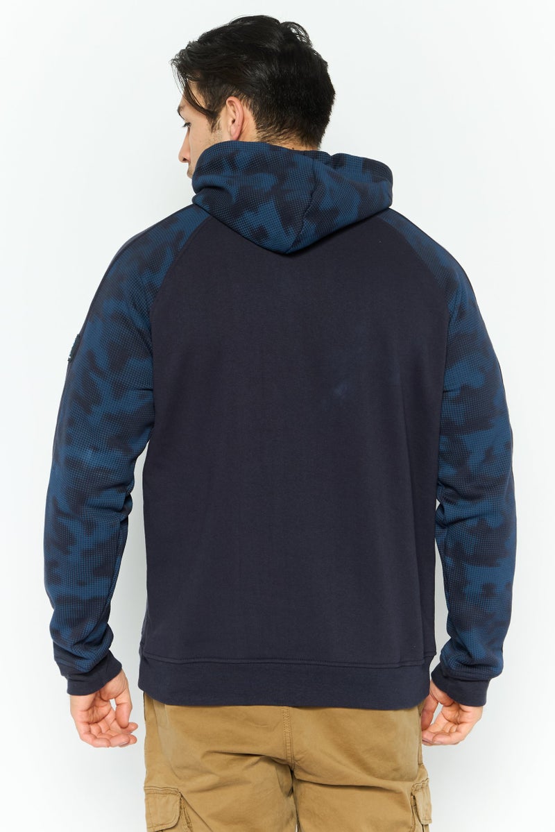 CROSSHATCH سويت شيرت رجالي بغطاء رأس وشعار بارز بأكمام طويلة، أزرق داكن - Image 4