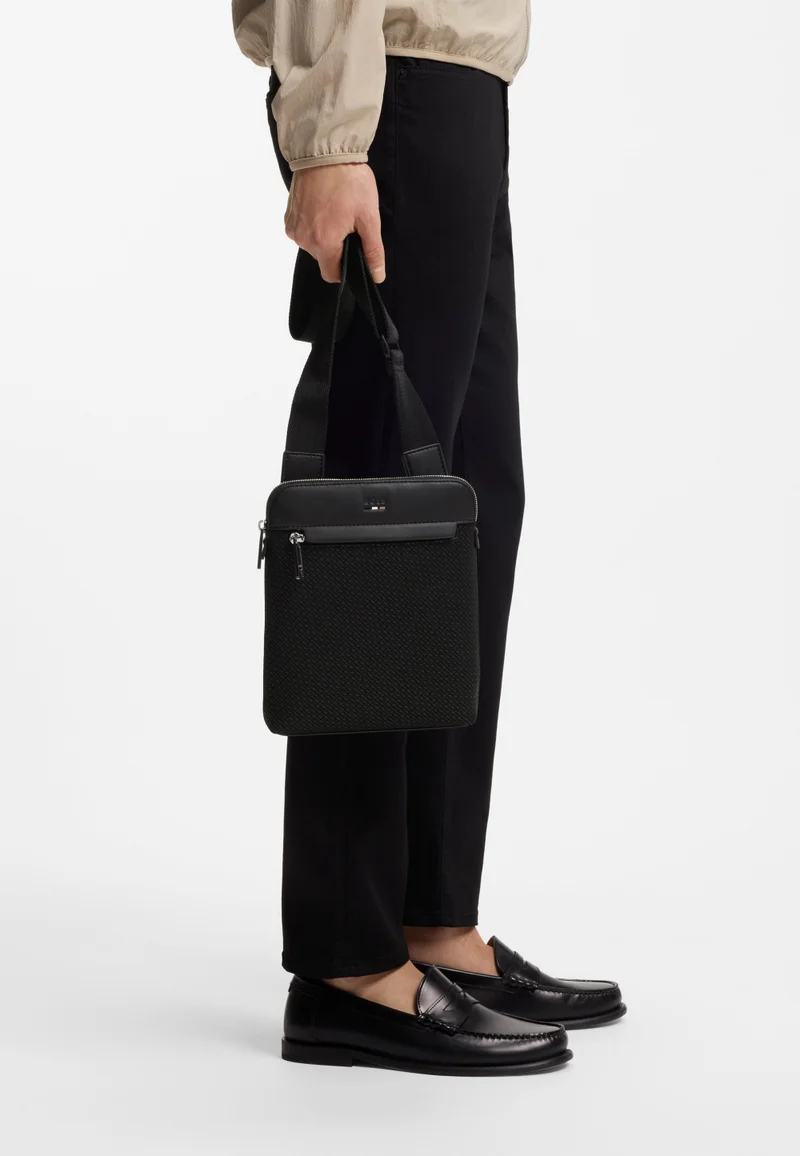 بوس Envelope bag with monogram pattern