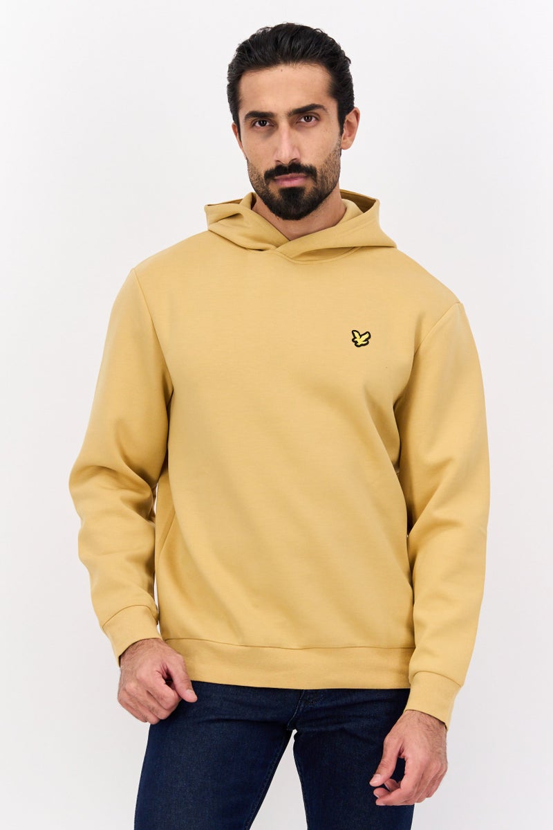 Lyle & Scott هودي بأكمام طويلة للرجال بشعار العلامة التجارية، أصفر خردلي - Image 1