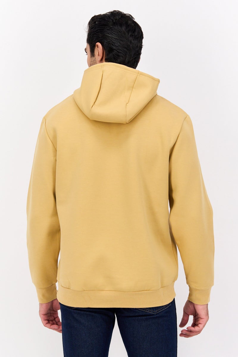 Lyle & Scott هودي بأكمام طويلة للرجال بشعار العلامة التجارية، أصفر خردلي - Image 3