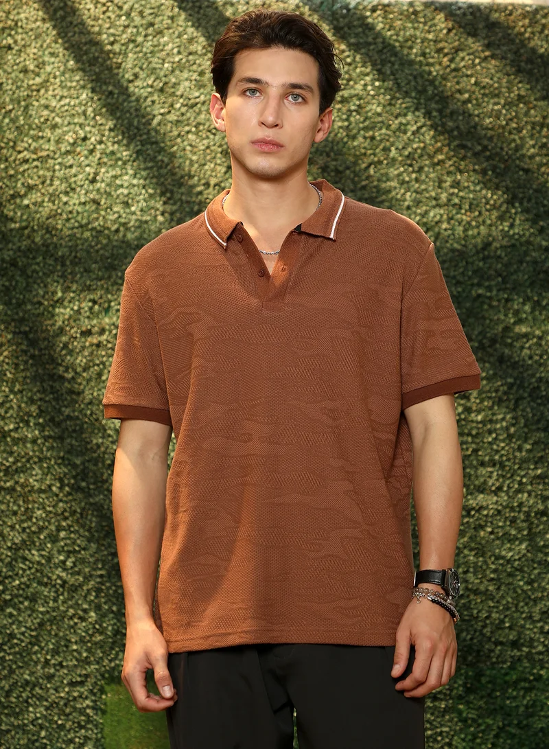 كامبوس سوترا تيشيرت بولو رجالي محبوك بنقوش بارزة بلون بني محمر