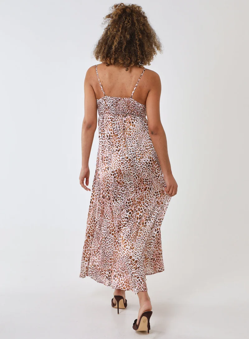 بلو فانيلا فستان ماكسي بطبعة جلد الفهد بحمالات متقاطعة