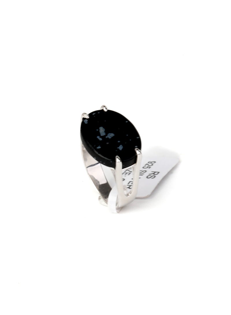 phoneme Shankar ring with a light gray speckled black stone - Image 4