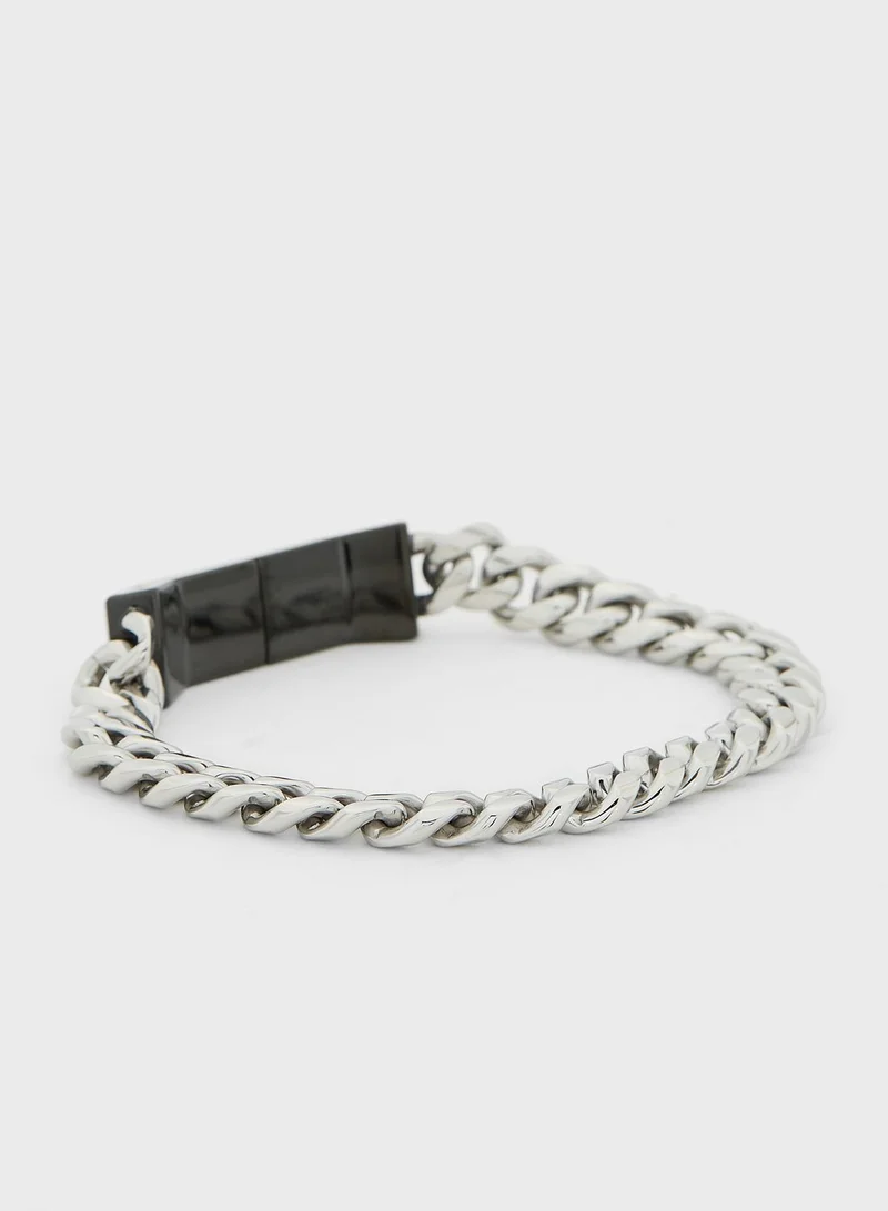 بوس سوار بشعار الماركة