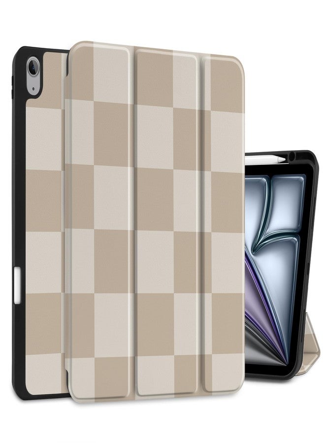DONGKE جراب دونغكي لجهاز آيباد إير 13 بوصة M3 2025، M2 2024 - [حامل قلم مدمج] غطاء حماية ثلاثي الطي رفيع مقاوم للصدمات مع دعامة خلفية من مادة TPU الناعمة، خاصية التشغيل/الإيقاف التلقائي - بيج بنقشة مربعات الشطرنج - Image 1