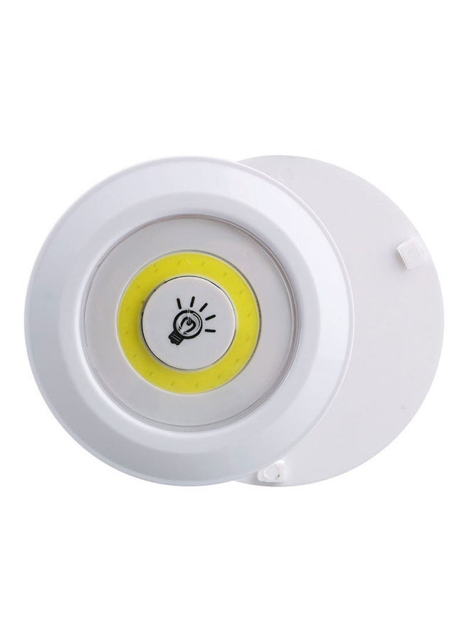 مجموعة من 3 مصابيح LED دائرية (Puck Lights) تعمل بالبطارية، مزودة بجهاز تحكم عن بُعد لاسلكي؛ مناسبة للخزائن وخزائن المطبخ والإضاءة أسفل الخزائن (لون أبيض). - Image 5