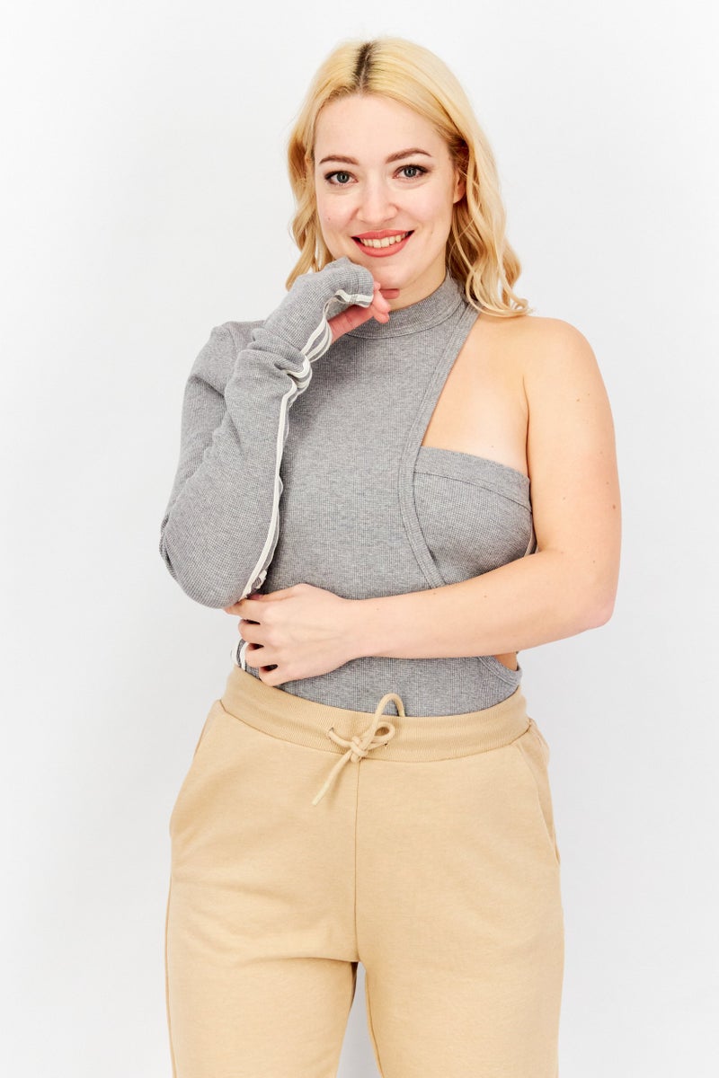 adidas Originals بدلة رياضية نسائية ملائمة 2 في 1 بقصة مقطوعة، رمادي - Image 1