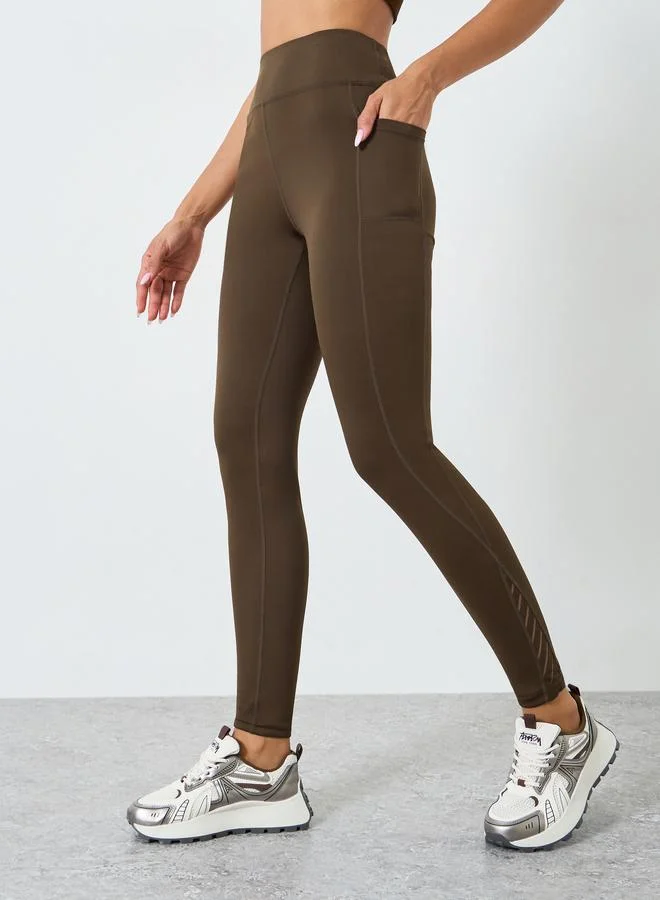 ستايلي اكتيف ليقنز بأجزاء شبكية عند الخصر من الخلف وتفاصيل بارزة الملمس