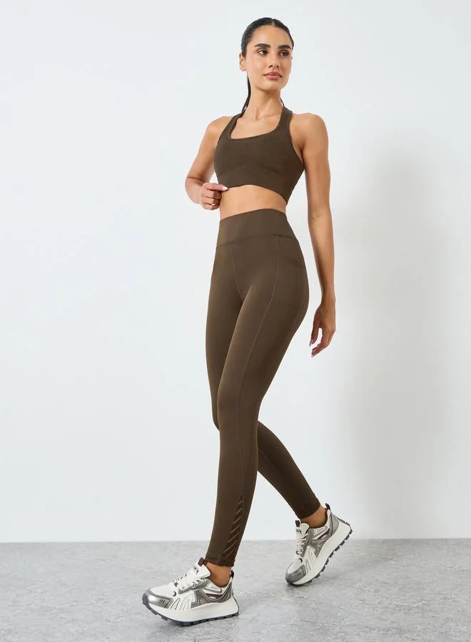 ستايلي اكتيف ليقنز بأجزاء شبكية عند الخصر من الخلف وتفاصيل بارزة الملمس