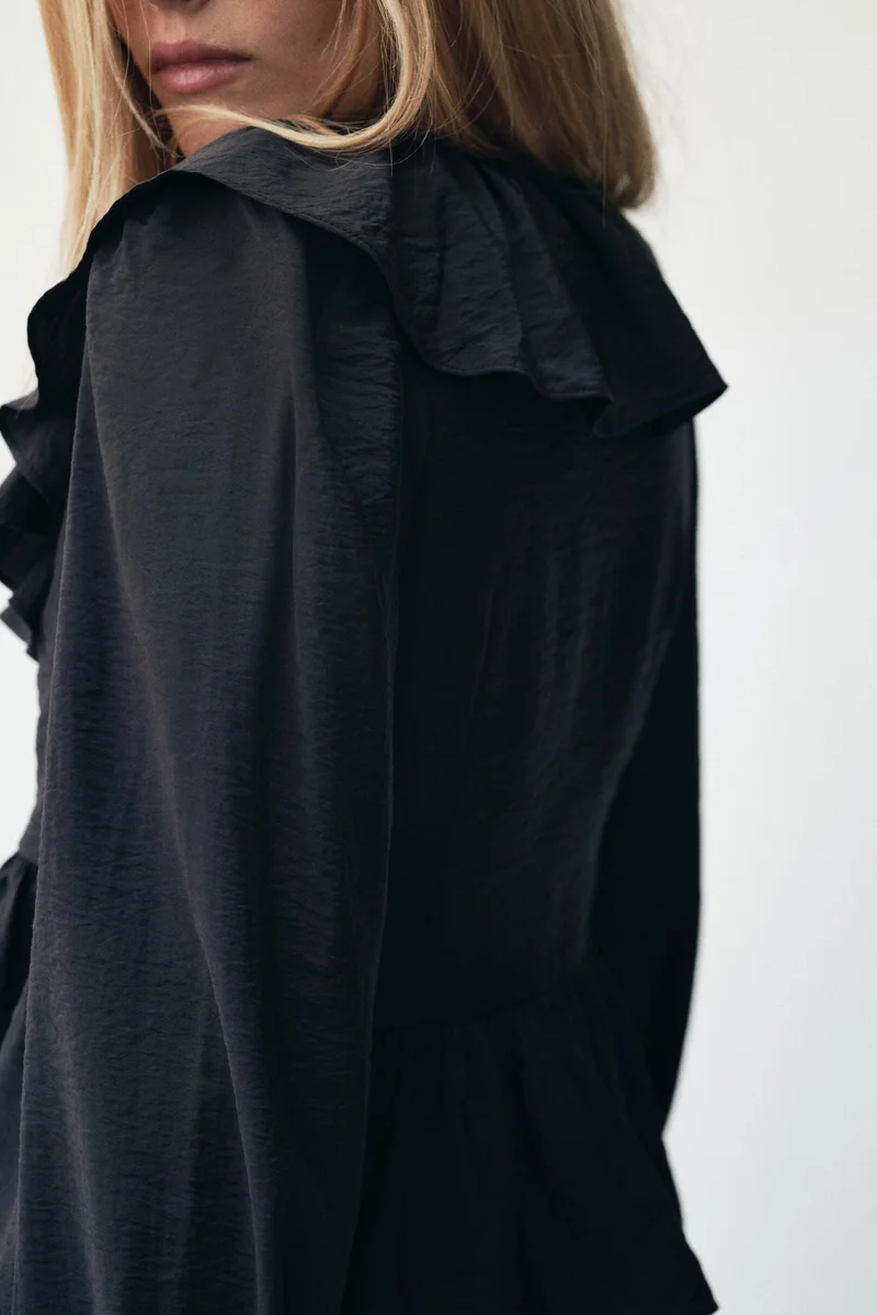 اتش اند ام بلوزة بتصميم مكشكش