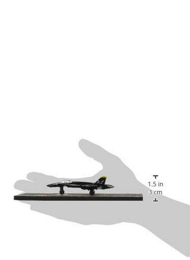 Hot Wings Planes أجنحة حارة طائرة F-18 (أسود وأصفر) مع مدرج قابل للتوصيل - Image 2