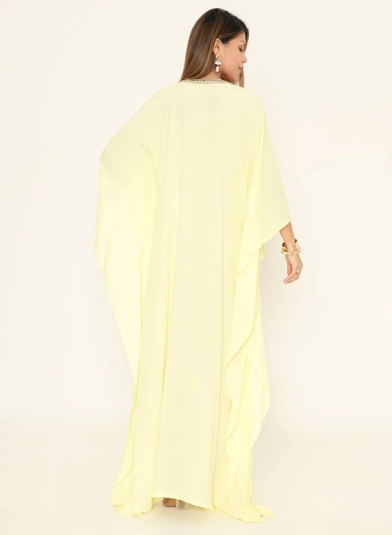 هانا آند سارا أناقة الشمس: قفطان جلابية عربي مطرز باللون الأصفر الليموني