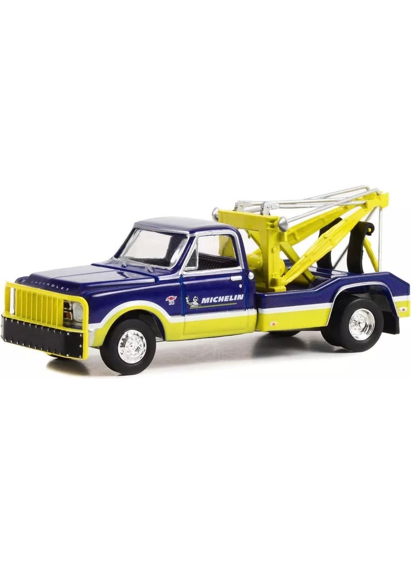 1:64 Dually Drivers Series 11 Michelin Service Center - 1967 Chevrolet C-30 Dually Wrecker 46110-A - pzsku/ZC538DAF4ABA9DFC23F1FZ/45/_/1741292827/bdaf6c67-bd42-43b0-8ed1-93d2c6bf1a59