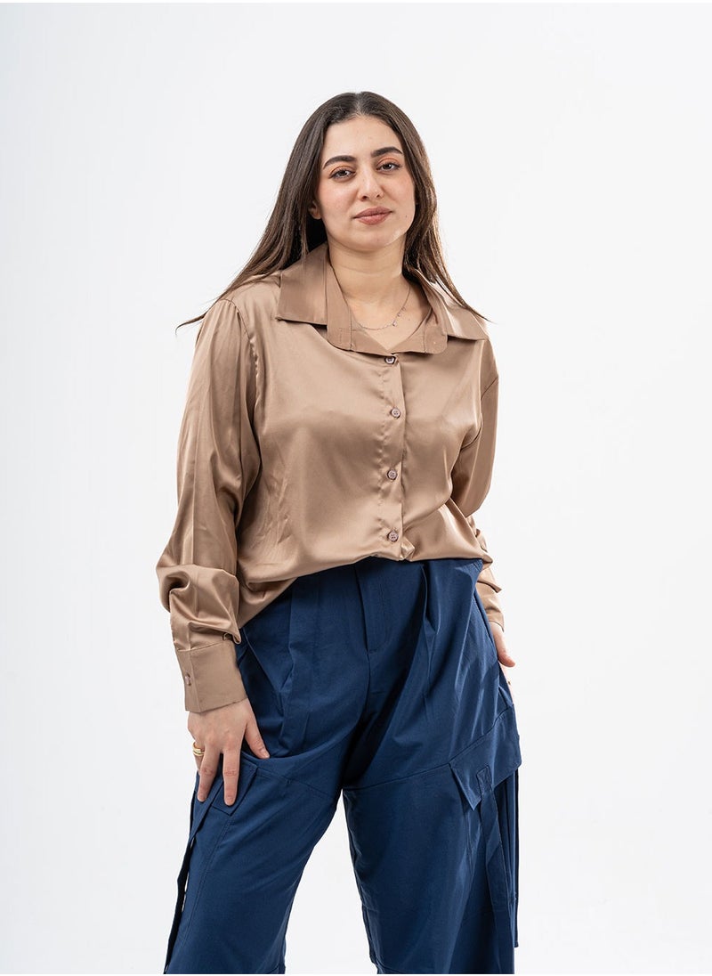 عرفة - بلوزة نسائية كاجوال بلون القهوة مصنوعة من الساتان الفاخر لملاءمة مريحة وناعمة - Image 1