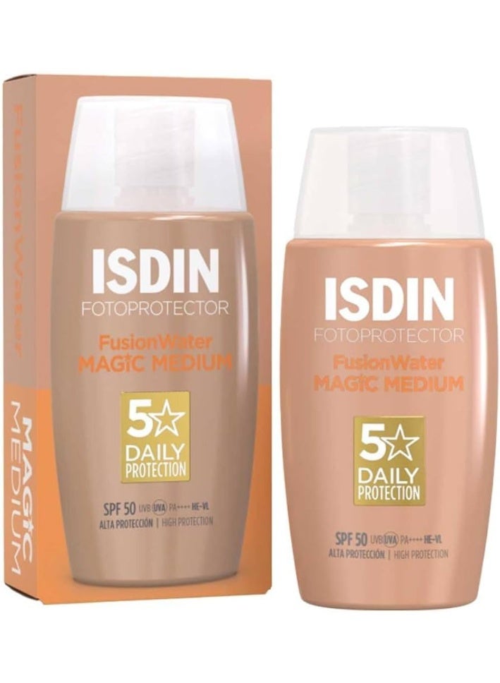 واقي الشمس الملون للوجه "فوتوبروتيكتور ماجيك" (Fotoprotector Magic) بدرجة حماية SPF 50 ولون متوسط، بتركيبة "فيوجن ووتر" (Fusion Water) لتغطية طبيعية وحماية يومية، سعة 50 مل.