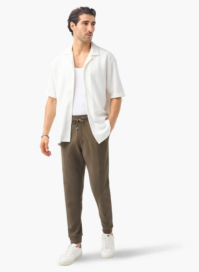 ايكونيك بنطلون جوجر بقصة ضيقة بتفاصيل متباينة مع رباط وجيوب