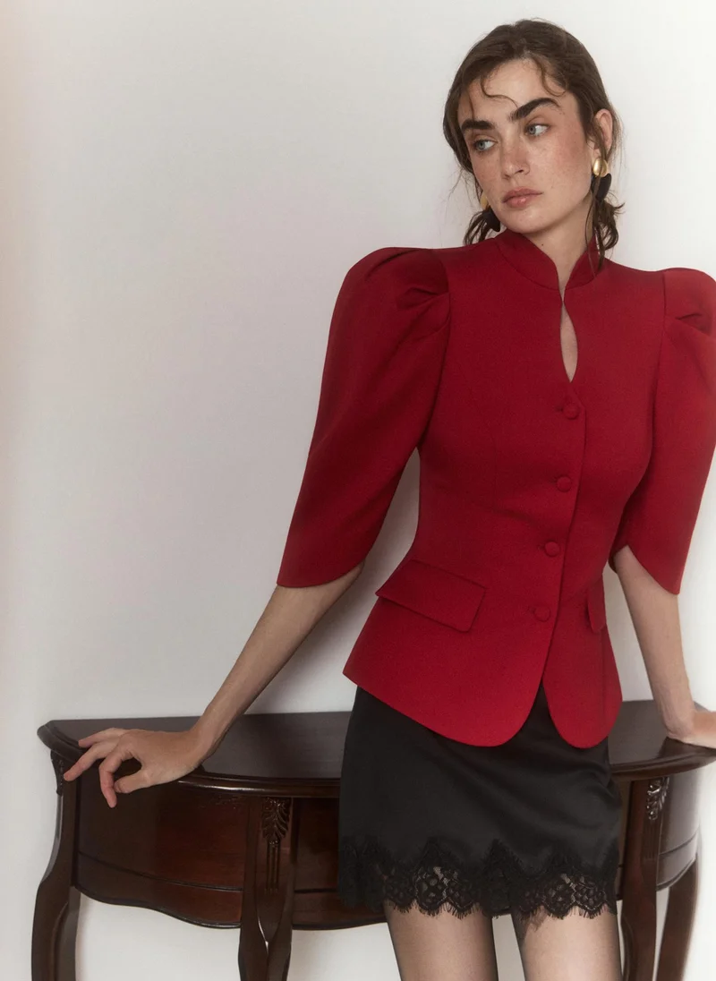 Single-breasted jacket with a teardrop neckline and cropped sleeves