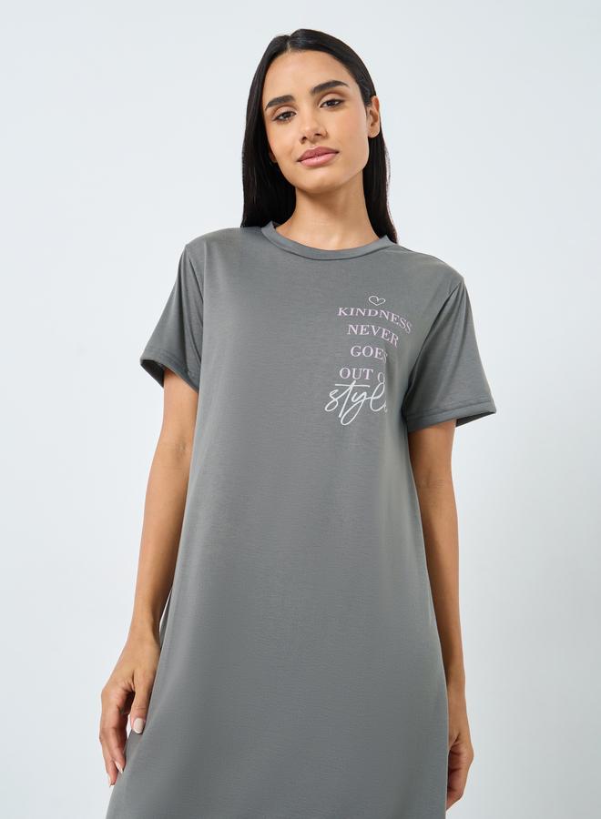 ستايلي فستان نوم بأكمام مكشكشة وشعار - Image 3