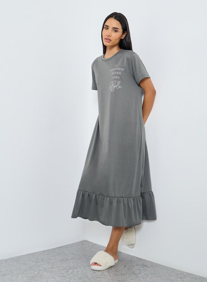 ستايلي فستان نوم بأكمام مكشكشة وشعار - Image 1