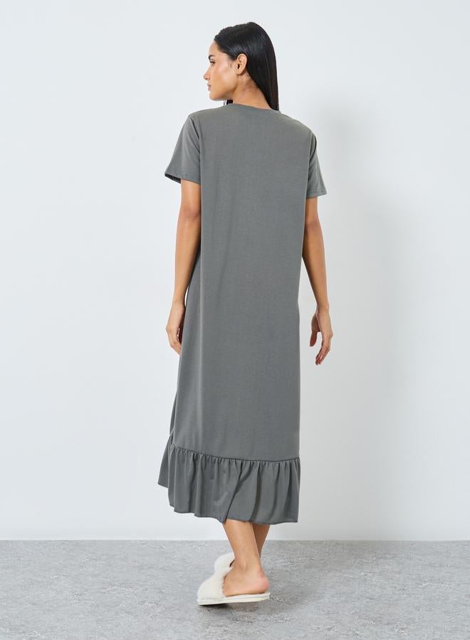 ستايلي فستان نوم بأكمام مكشكشة وشعار - Image 4